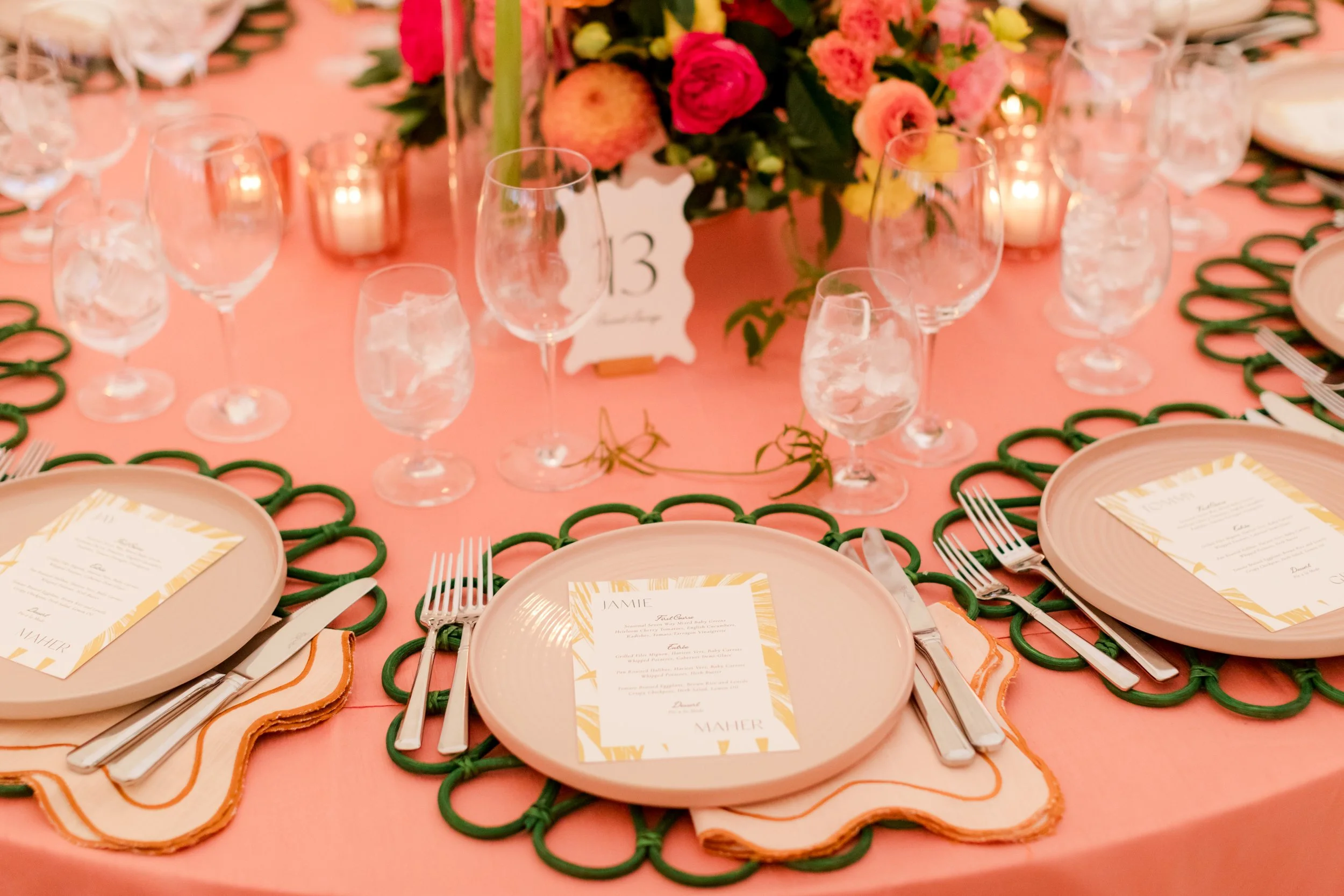 What is a charger plate? Why you need them at your wedding — Gooseberry What is a charger plate? Why you need them at your wedding — Gooseberry